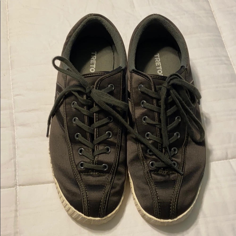 Satin olive green Tretorns